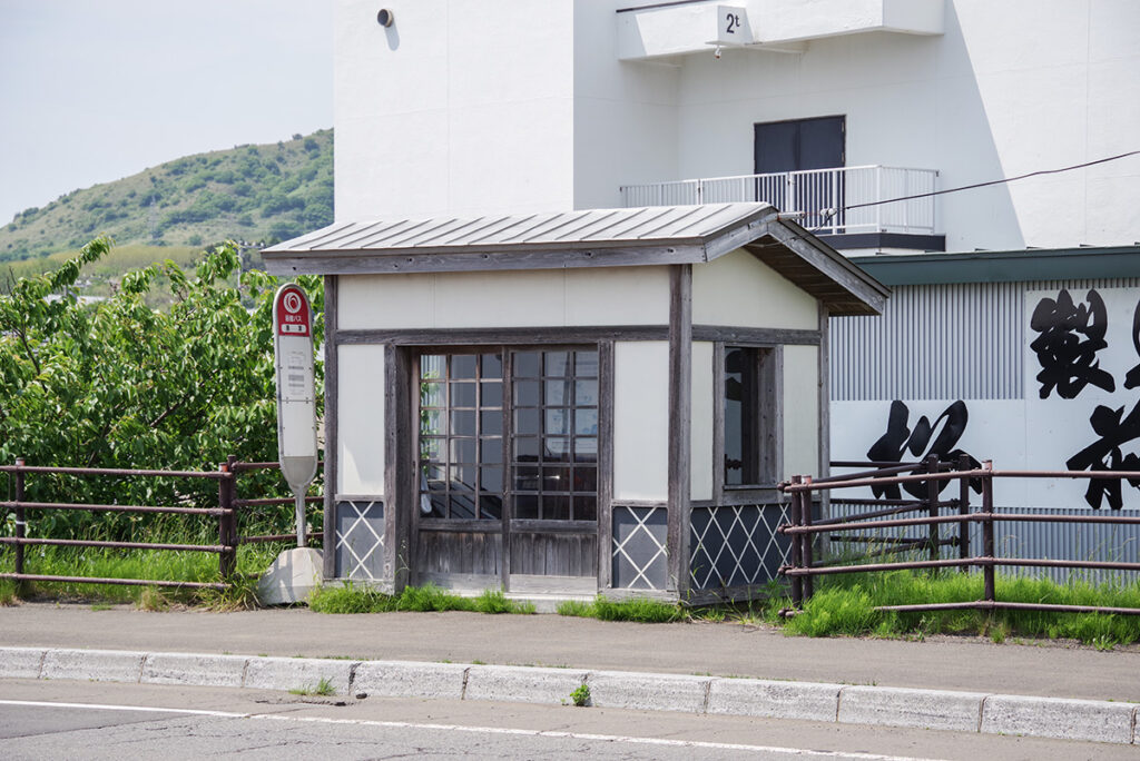 古風なフィーリングの唐津バス停待合所