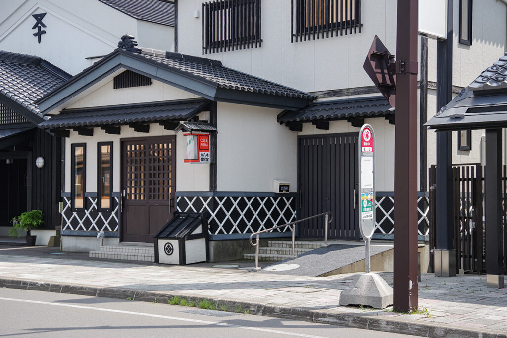 松前城下の建物は江戸時代の建築風デザインで揃えてある