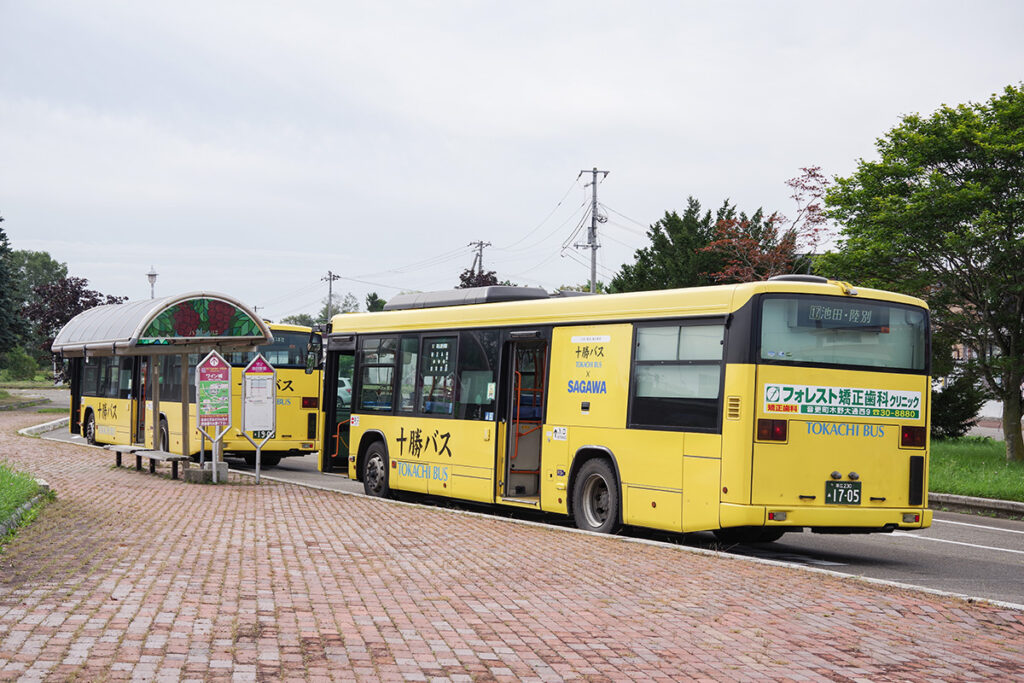 池田駅前のバス停の上屋に注目すると!?