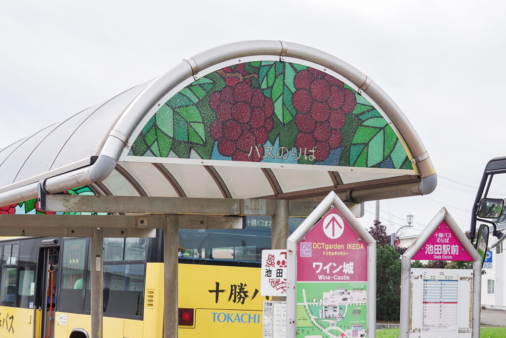 ワインの名産地らしい絵柄の飾り板が!