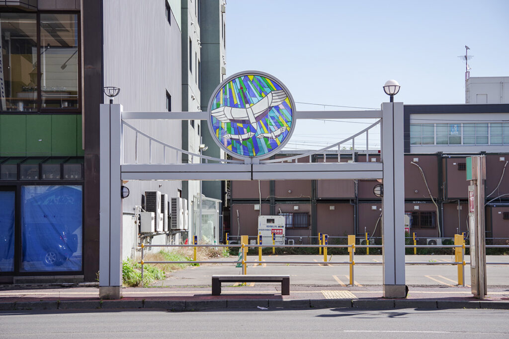 タンチョウのステンドグラスがよく目立つ