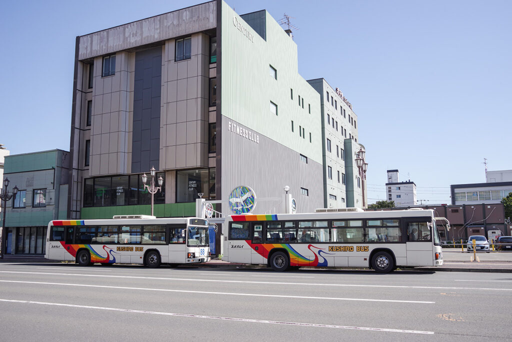 バス停だってオシャレしますさ!!　その土地の魅力を伝える「ご当地系上屋」が微笑ましい!!