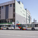 バス停だってオシャレしますさ!!　その土地の魅力を伝える「ご当地系上屋」が微笑ましい!!