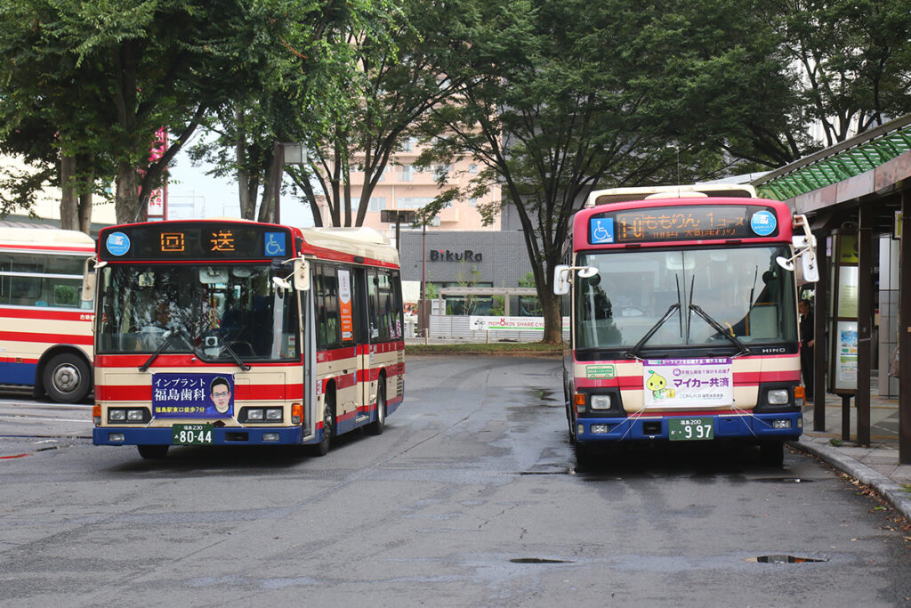 移籍車の日野レインボーHR(左)と自社発注車のエルガミオ(右)