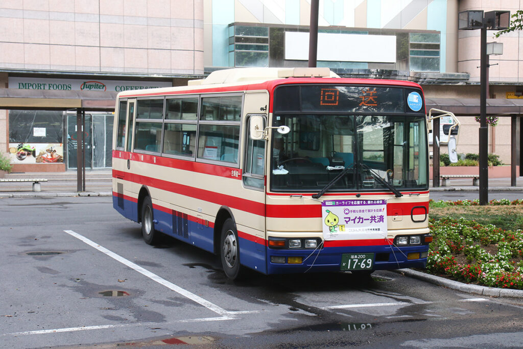 神奈中の特徴である運賃表示窓跡が残るエアロミディ
