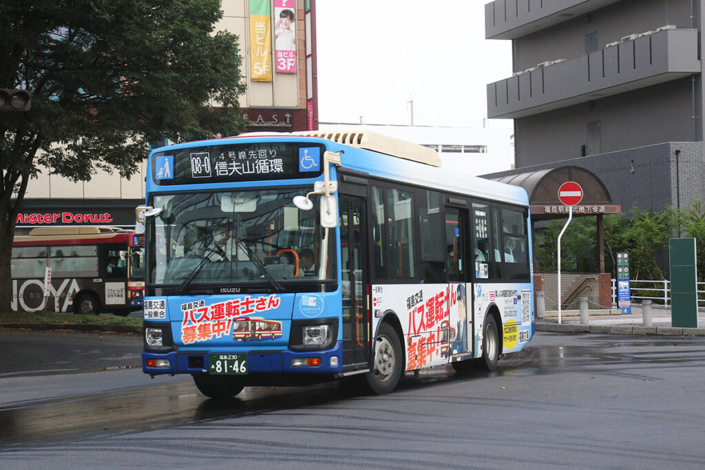 「運転士募集!」広告が目を引く自社発注のエルガミオ