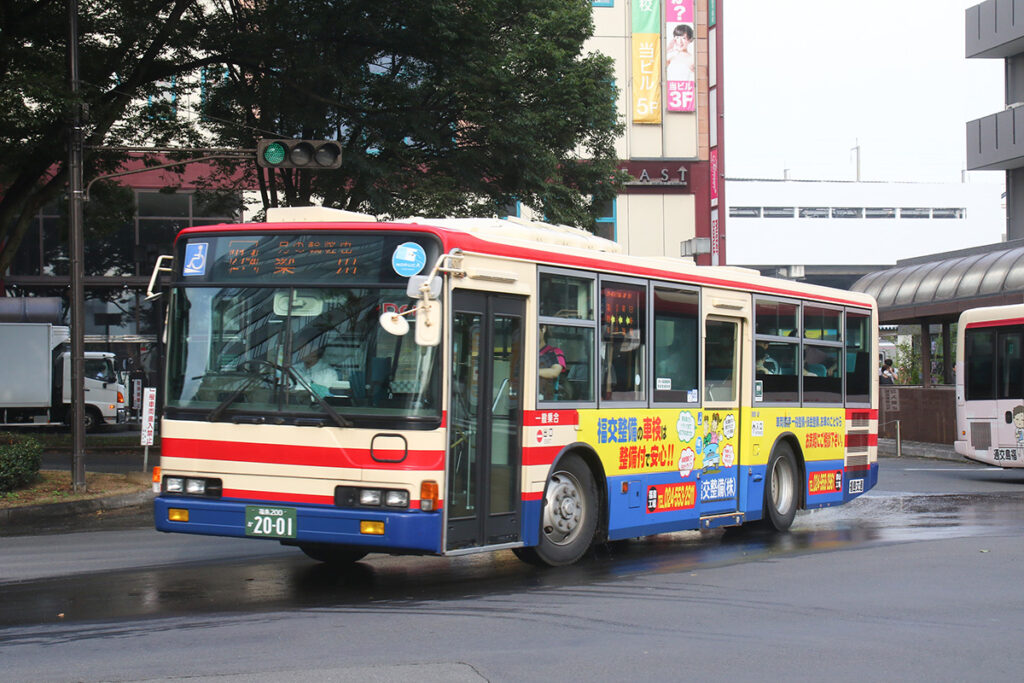 元神奈中はワンステップのMP35が多いが、ノンステップのMP37も在籍