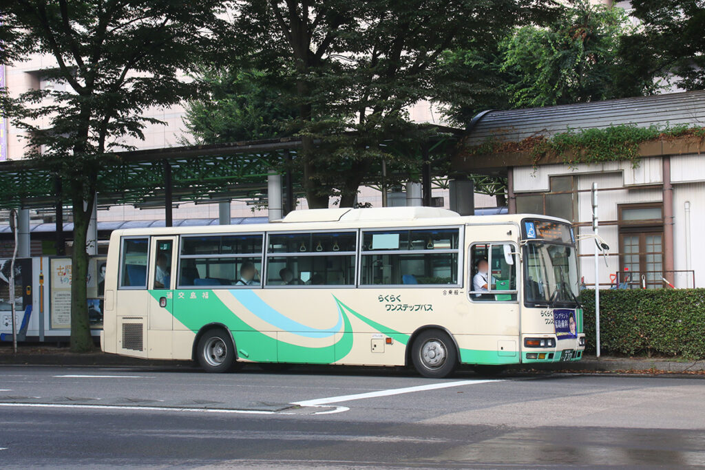 低床色と称する特別カラーが目を引くエアロミディ