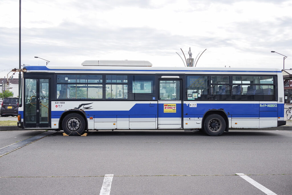 長さ11.28m、ホイールベース5.8m。長尺タイプのいすゞエルガ