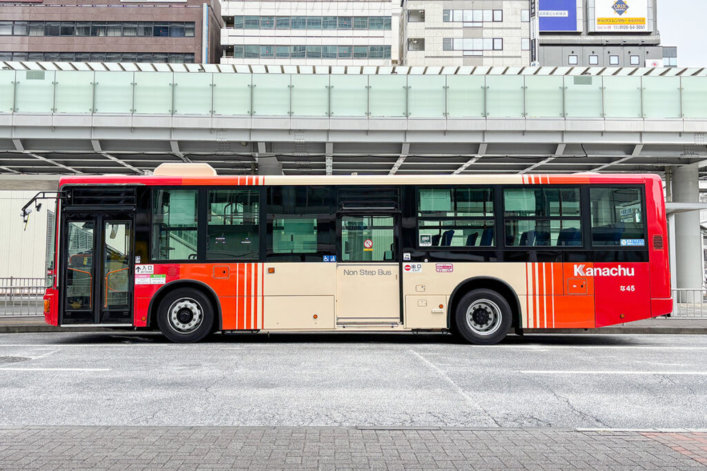 三菱ふそうエアロスター。長さ約10.7m、ホイールベース約5mの標準タイプ