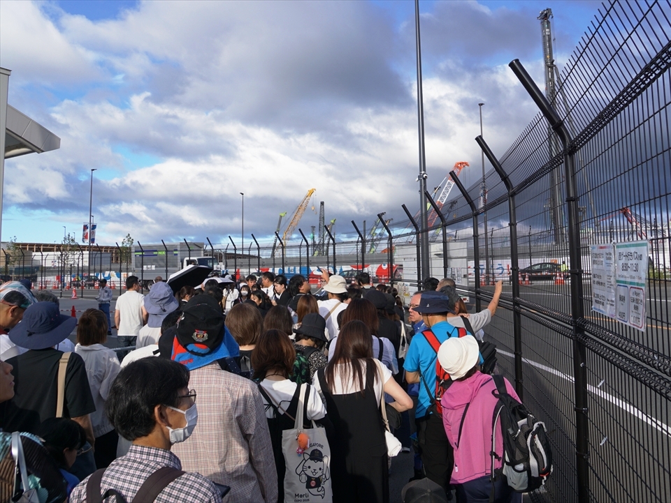 どちらを向いても人で大混雑！