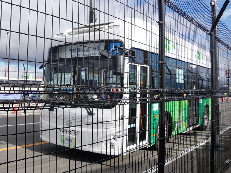 旅客用とは別に関係者用バスも走る