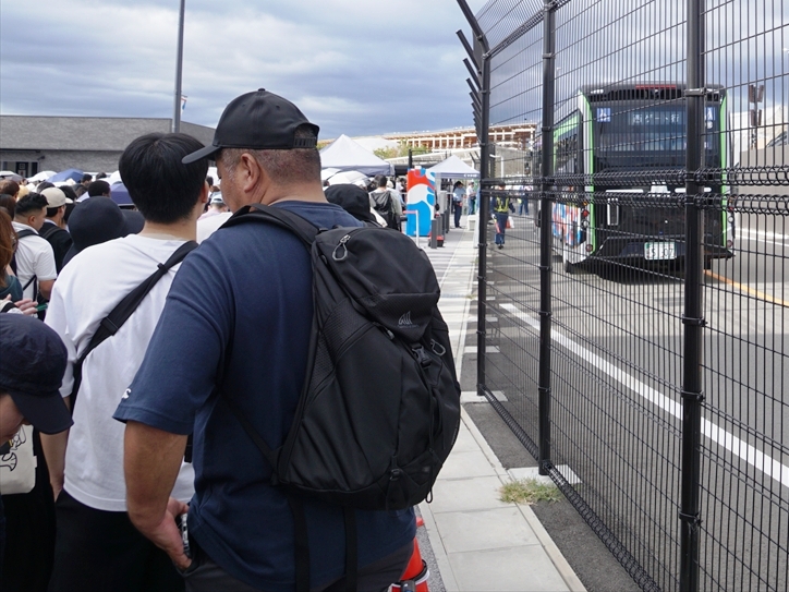 バス乗り場まで人の列は途切れることなく…