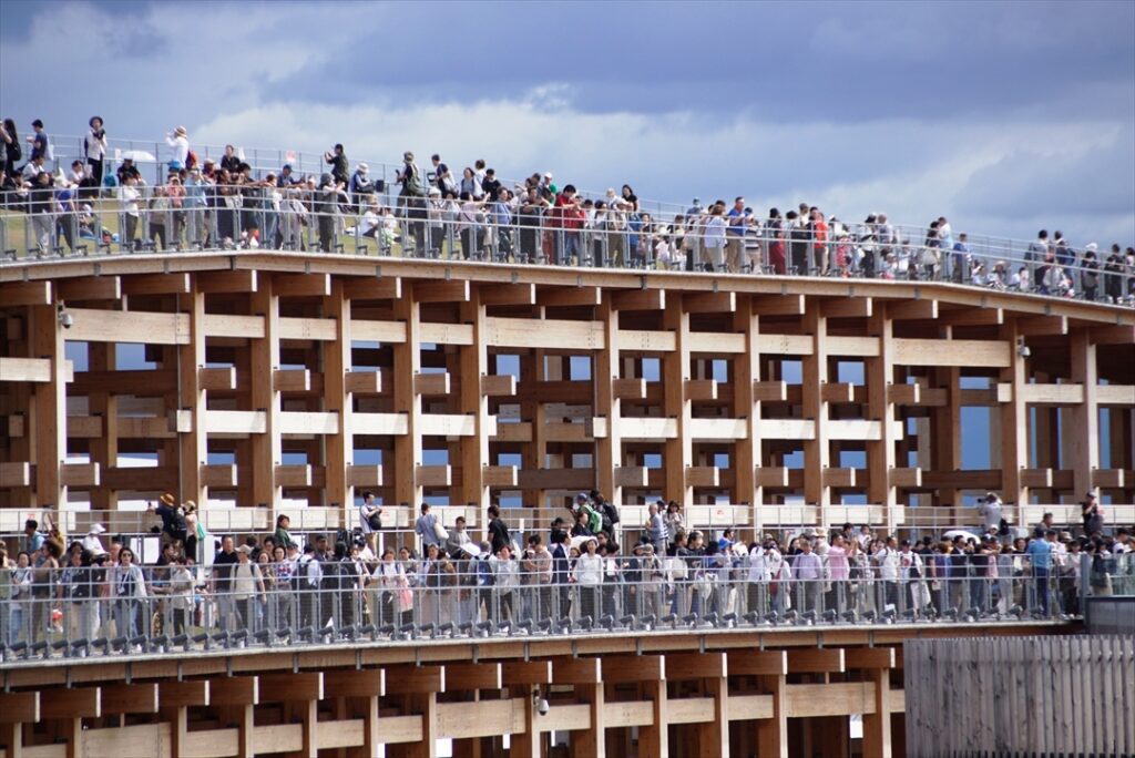 多くの人が予約が取れずパビリオンに入れないので大屋根リングに向かう？