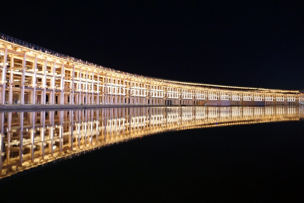 水面の反射でまるで神殿!