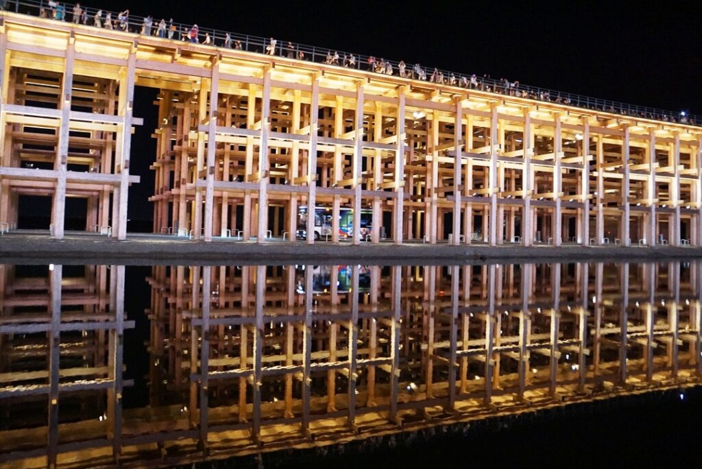 最古の建築技術の中に最新のバス