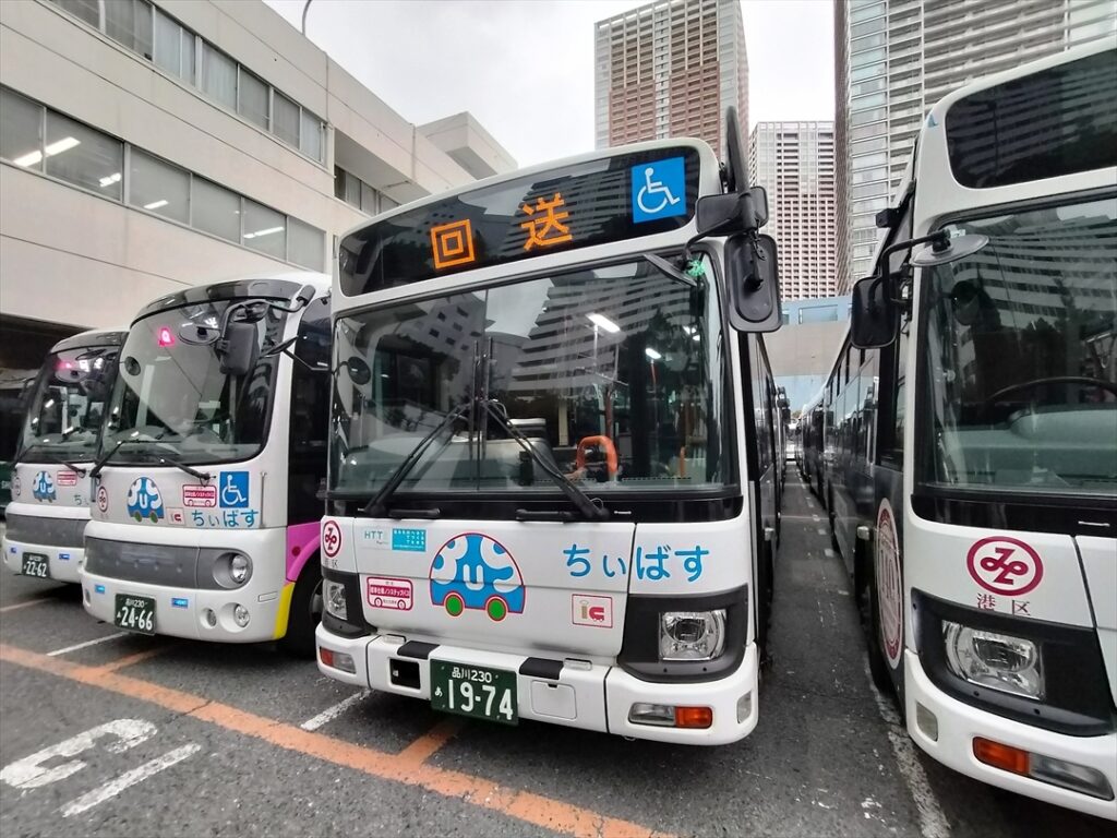 バスは出庫時刻の早い順に並んでいる