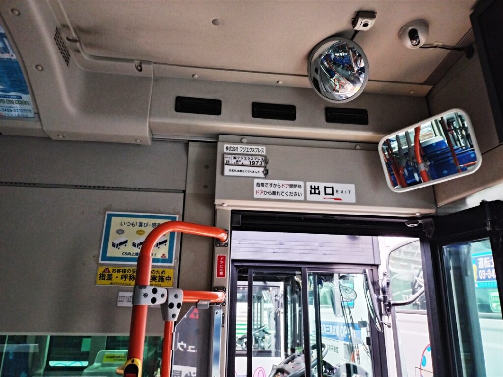 車両点検では山ほどあるミラーの調整もしなければならない