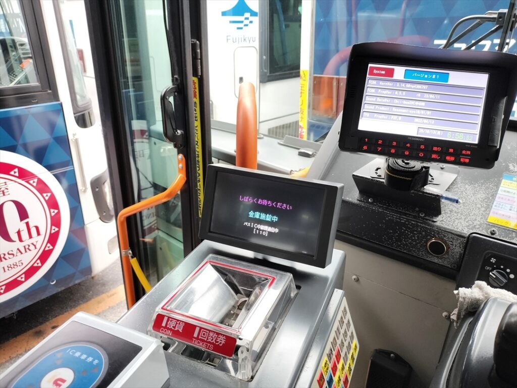 車両点検の合間に金庫をセットする