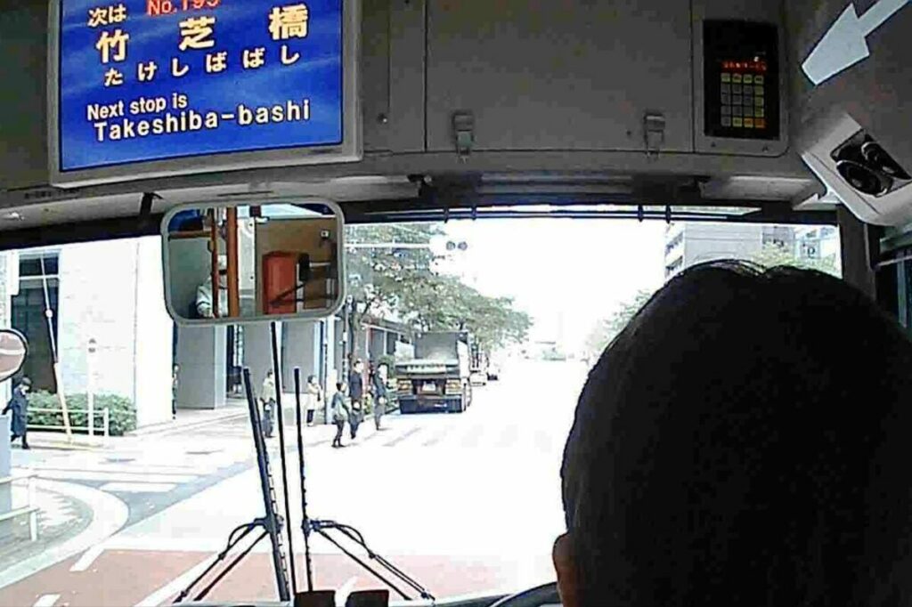 信号は赤で車道に出ている歩行者はバスにとっては恐ろしい存在