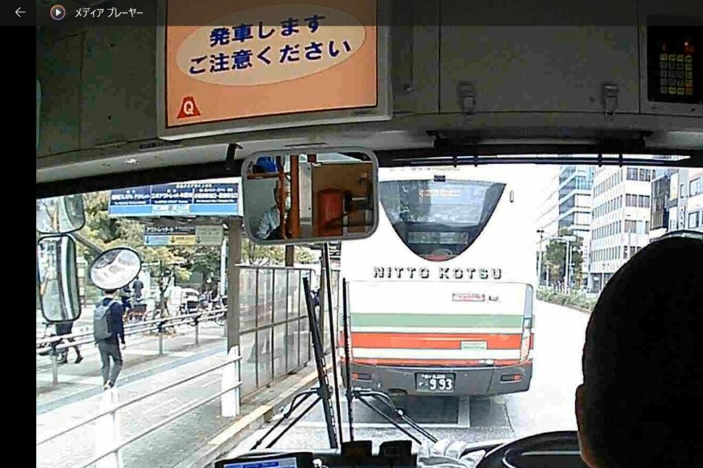 停車中のバスとの間隔を考慮して停車しないと自分が出られないこともある