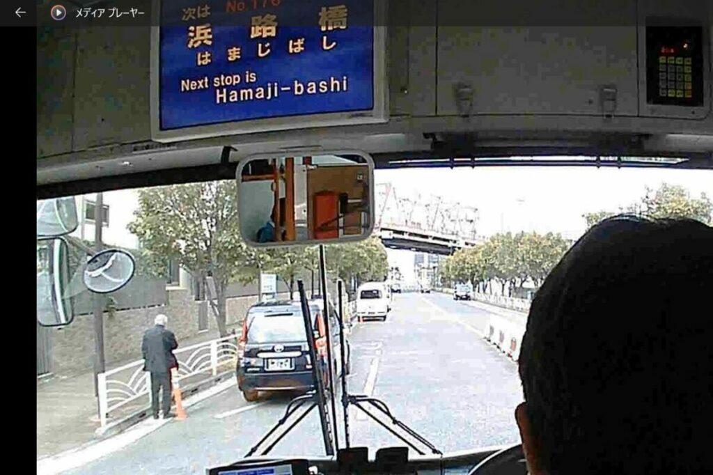 バス停直後に停めて休憩されると大型車は右車線に出る距離が短くなり大きなハンドル操作になる