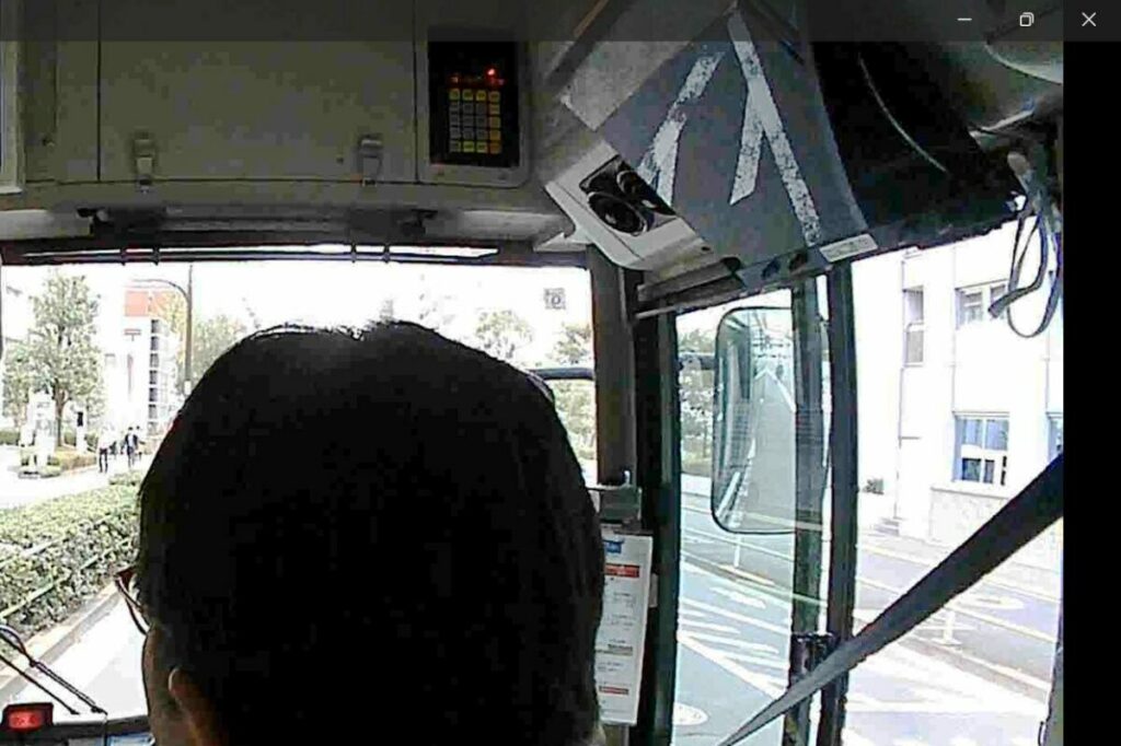 バス停に停車時に右ミラーに自転車の姿が!