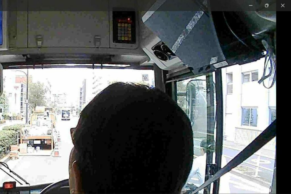 次の瞬間にバスの右を自転車が通過した!