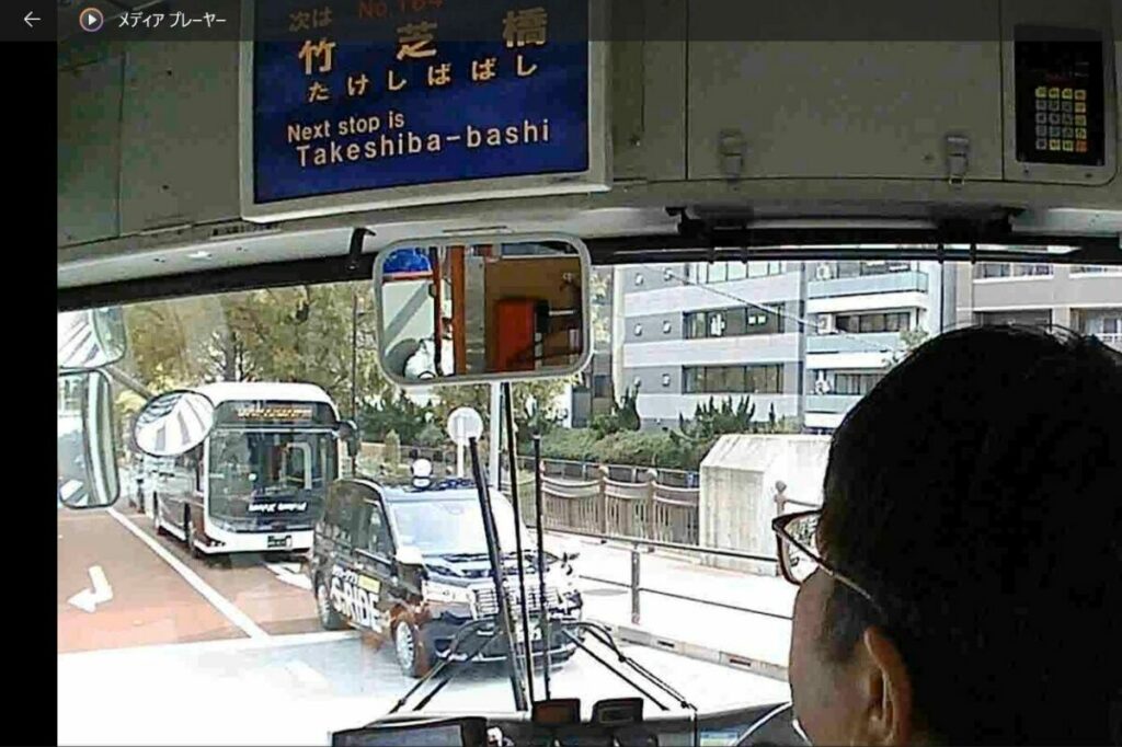 停止線の前で停められると左折しきれない可能性もあるので後ろのバスはタクシーがバックすることもあると考えて後ろに止まってくれている