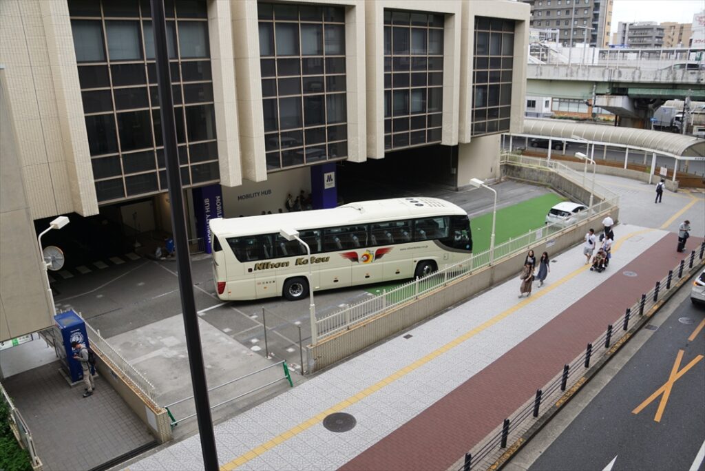 大型バスにとっては決して広くないスペース