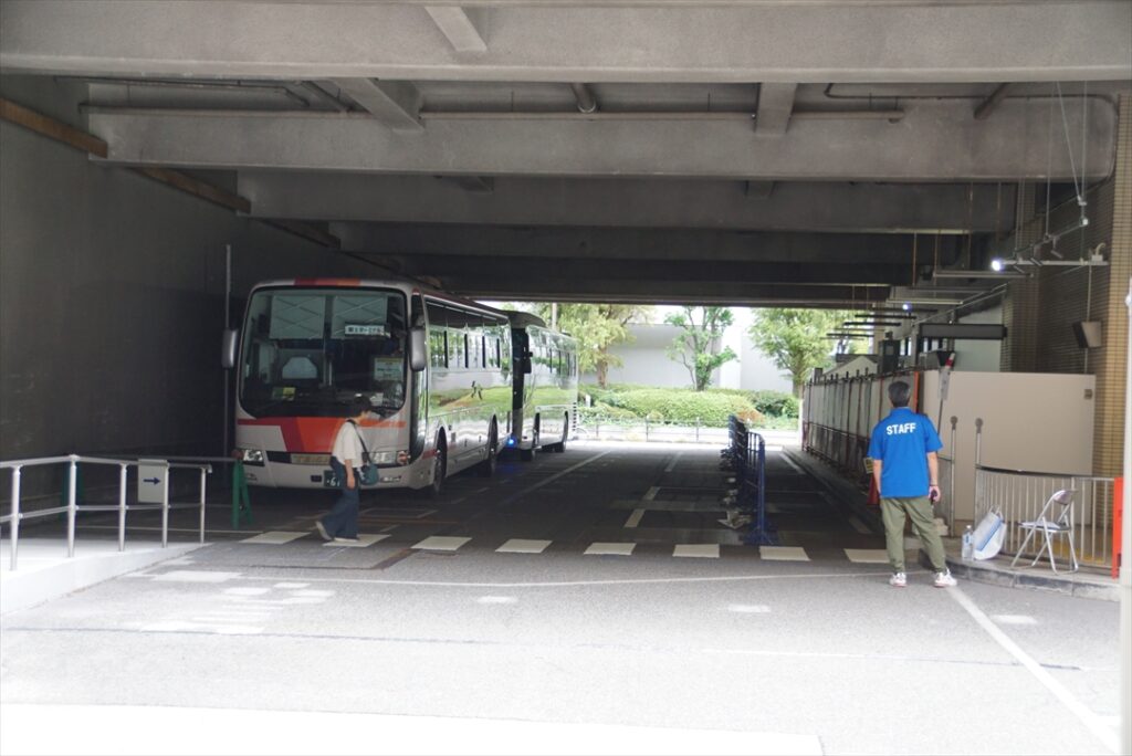 不合理に思えるが東西ゲートに分けるためには有効な手段だった