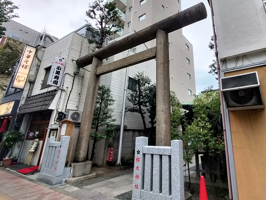 本郷三丁目駅前の櫻木神社