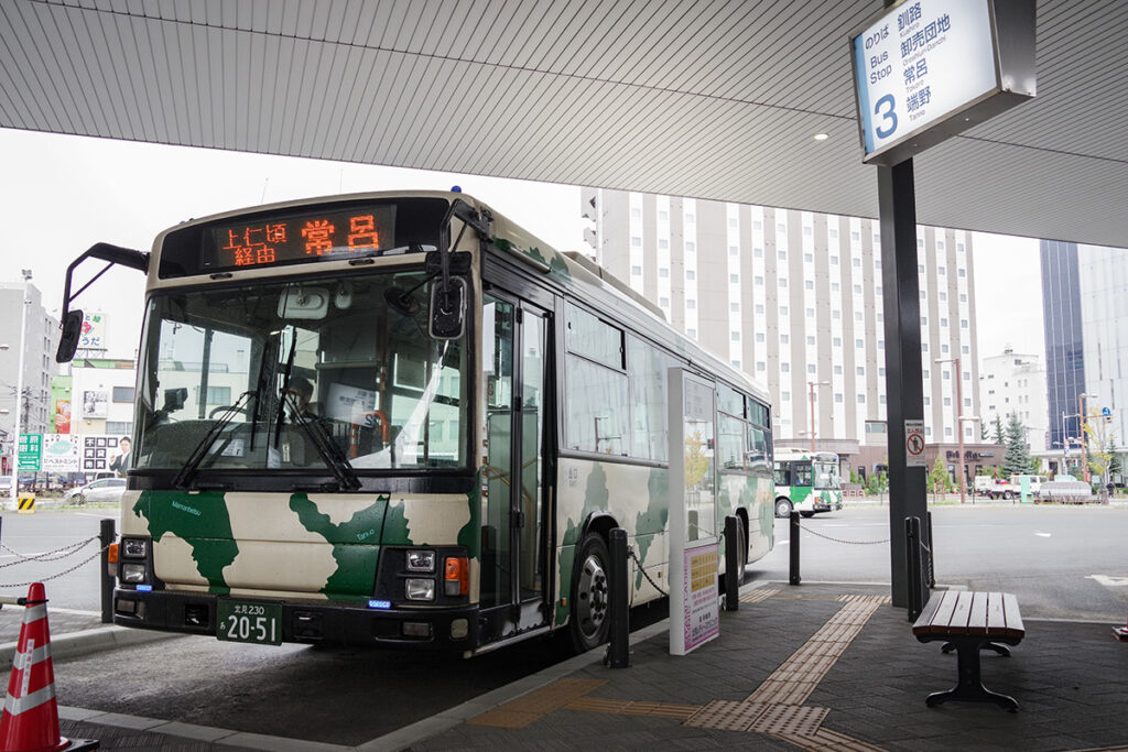北見発常呂行きの北海道北見バス常呂線が入線