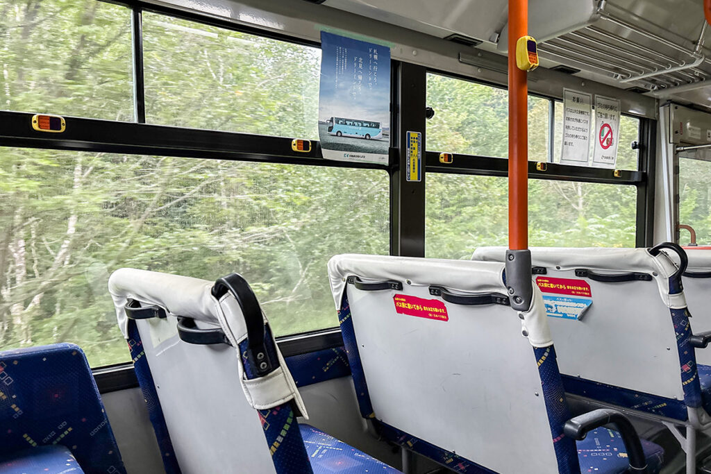 道沿いに木々の隊列が続く行程前半の様子