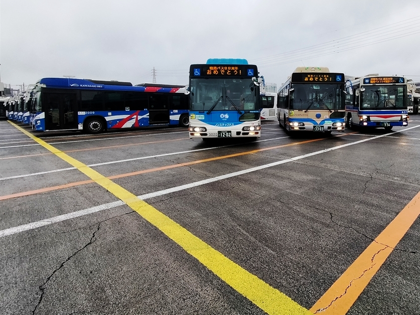 広い営業所内に並べられた臨港バスの大群の中に横浜市営と川崎市営