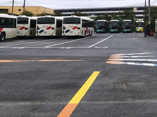 ついつい展示車両以外のバスも気になってしまうのがマニア?