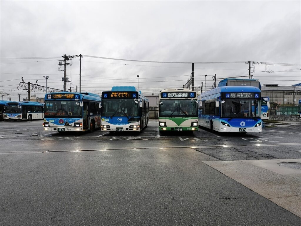 臨港バス88周年記念に対して他の社局からは「おめでとう」幕が!