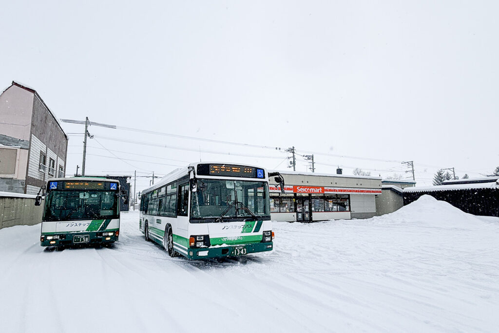 和寒バス停でトイレ休憩。便によっては上り・下り便のすれ違いがある