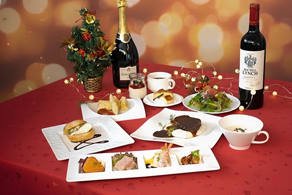 バス車内で調理された料理とは思えない豪華さが魅力！