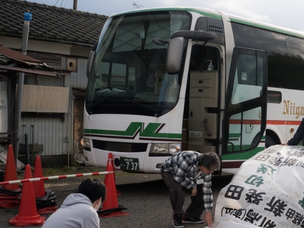 トイレあるじゃないですか！　後ろの高速車！