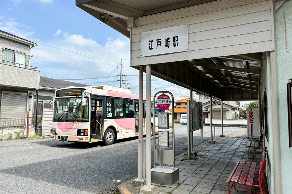 待合所の銘板に国鉄自動車線の名残を感じさせる江戸崎駅。ただし現在のフォーマルなバス停名は「江戸崎」で、駅はつかない