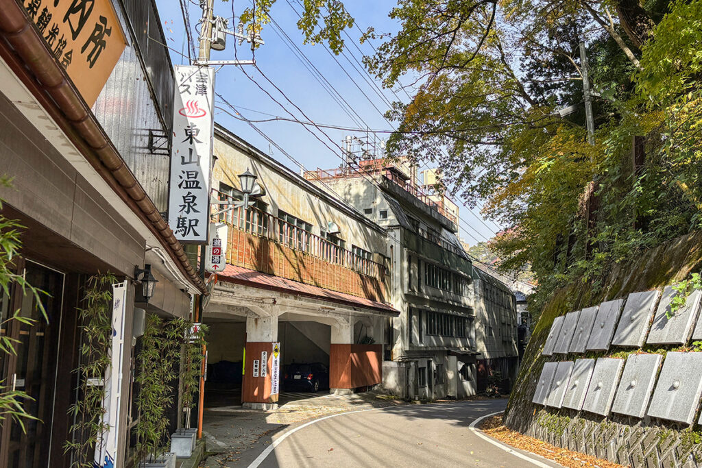 鉄道がまったくない場所に駅が!?