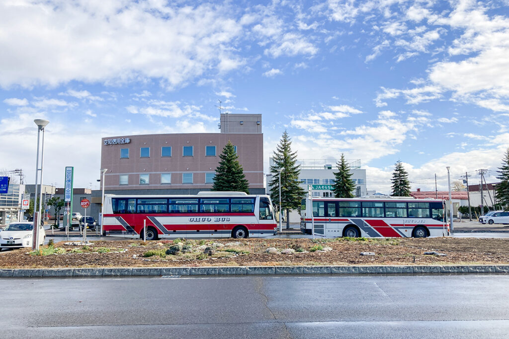 栗山駅前のバスロータリー。一般路線バスのみで移動する際のルートに深く関わってくる!?