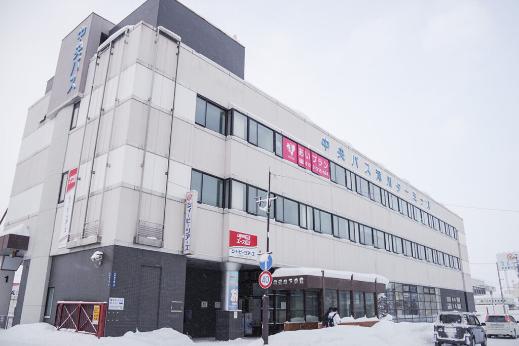 駅の隣のビル下にバスターミナルがあった時代の滝川