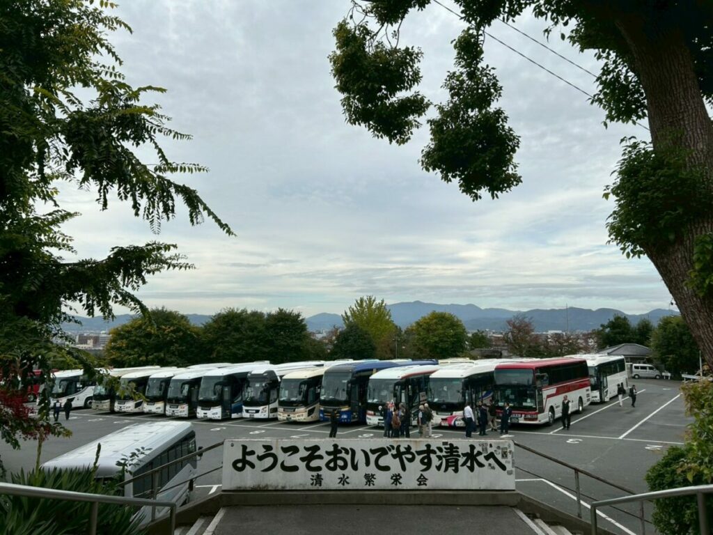 多くの会社のたくさんの観光バスが並ぶバス駐車場