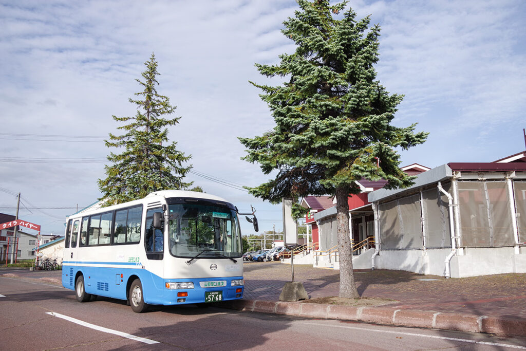 鉄道だと1時間半くらいの札幌〜旭川間　2025年に路線バスだけで行こうとしたら……え?　そっち!?