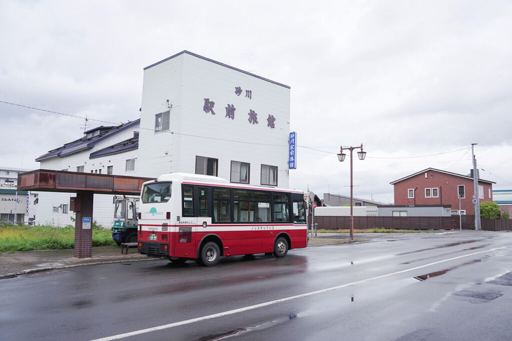 砂川駅前のバス停に旧世代の小型バスがやってきた