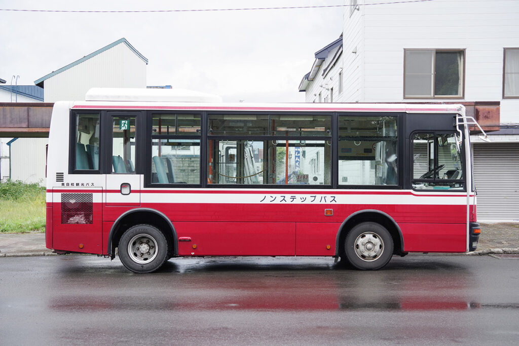 旧世代の小型バスは短さが際立つ