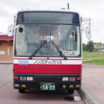 なんか妙にスリムじゃない?　2025年に見かけた、少し古めな変わり種の小型バス