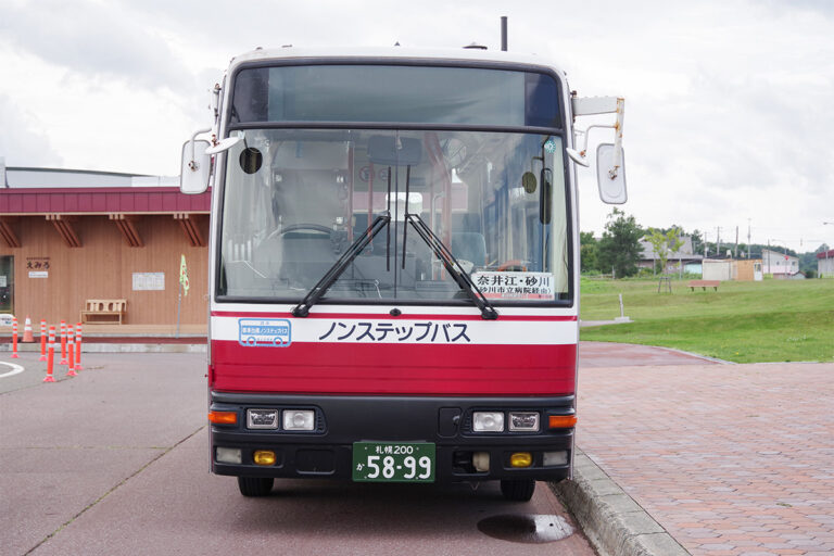 なんか妙にスリムじゃない?　2025年に見かけた、少し古めな変わり種の小型バス